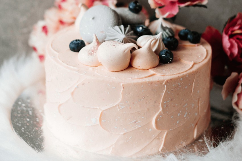Tort z kremem i różowym lukrem był wymarzonym, urodzinowym...