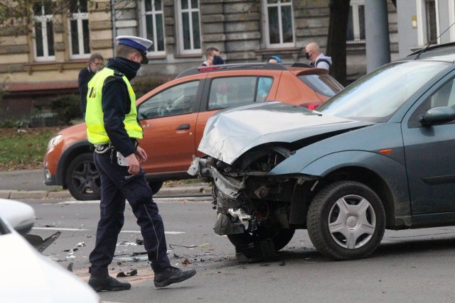 Odszkodowanie przysługuje przede wszystkim za uszkodzenie (częściowe lub całkowite) auta oraz na pokrycie kosztów koniecznego leczenia oraz rehabilitacji. Za konieczne leczenie uważa się m.in. opłaty za wizyty lekarskie czy zatrudnienie pielęgniarki, która będzie zmieniała opatrunki. Odszkodowanie powinno pokryć także koszty zakupu potrzebnych leków, środków medycznych oraz sprzętu ortopedycznego. Poszkodowany ma prawo wykazać także koszty dojazdów do lekarzy, szpitali czy aptek oraz koszty mp. specjalistycznej diety.