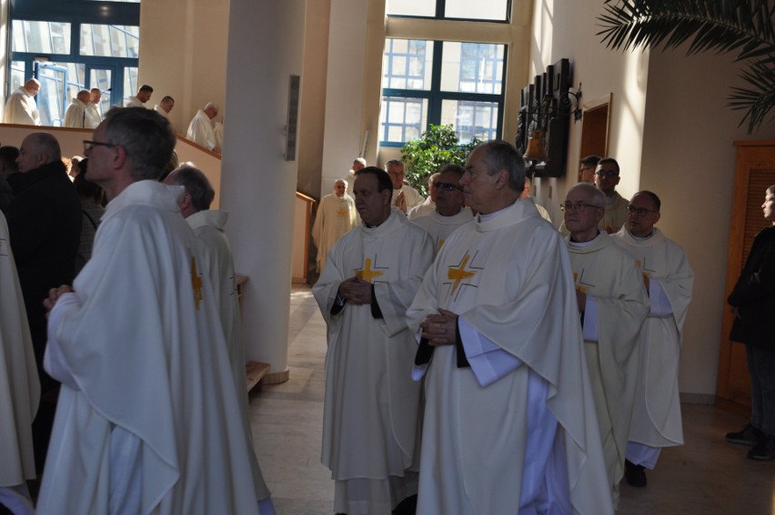 W Opolu odprawiono mszę krzyżma, ostatnią liturgię przed Triduum Paschalnym. Pobłogosławiono oleje i odnowiono przyrzeczenia kapłańskie