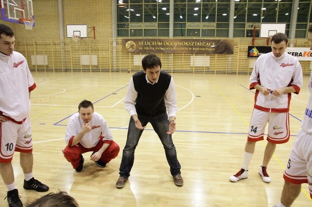 Trener Tomasz Kujawa i jego podopieczni staną do ostatniej walki o II ligę