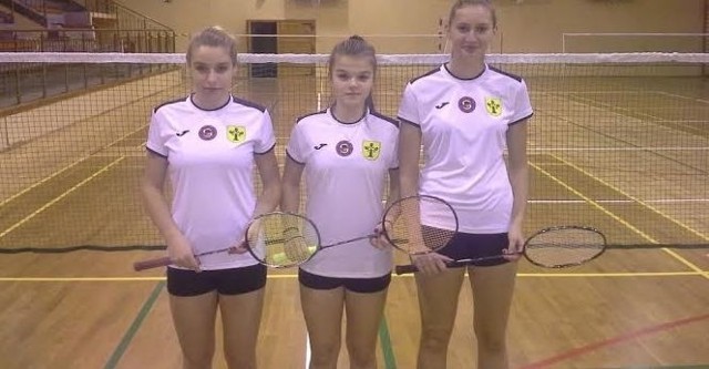 Drużyna dziewcząt (od lewej: Natalia Róg, Zofia Tomczyk i Beata Mycek wygrała półfinał wojewódzkiej Gimnazjady w badmintonie.