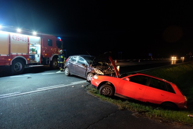 W niedzielę po godz. 19, na drodze krajowej nr 77 W Skołoszowie w pow. jarosławskim, doszło do zderzenia forda z audi. Ruch odbywa się wahadłowo. Jak informuje policja dwie osoby zostały ranne. Ruch odbywa się wahadłowo. Utrudnienia mogą potrwać do godz. 21.30. Aktualizacja, poniedziałek godz. 10.30- Kierujący audi a3, 22-letni mieszkaniec Przemyśla, skręcające w lewo najprawdopodobniej nie ustąpił pierwszeństwa jadącemu w kierunku Przemyśla kierującemu fordem, 54-letniemu przemyślaninowi - powiedziała kom. Marta Gałuszka z Komendy Powiatowej Policji w Jarosławiu.W wyniku zderzenia dwie pasażerki z forda z niegroźnymi obrażeniami zostały przetransportowane do szpitala w Przemyślu. Jeszcze tego samego dnia zostały zwolnione do domu.Zarówno 22-latek jak i 54-latek, byli trzeźwi. Trwają czynności wyjaśniające ws. tego zdarzenia.