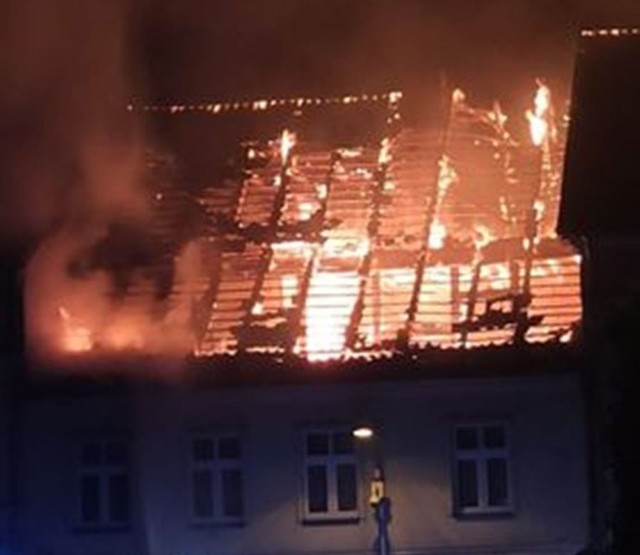 Ogień pojawił się na dachu jednego z domów w centrum Sulęcina