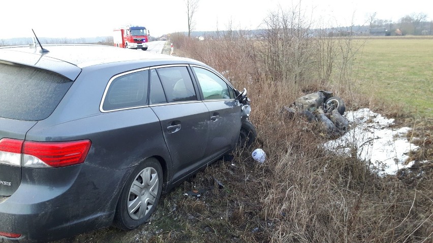 Mazury. Wypadek BMW. Kierowca wyleciał z auta