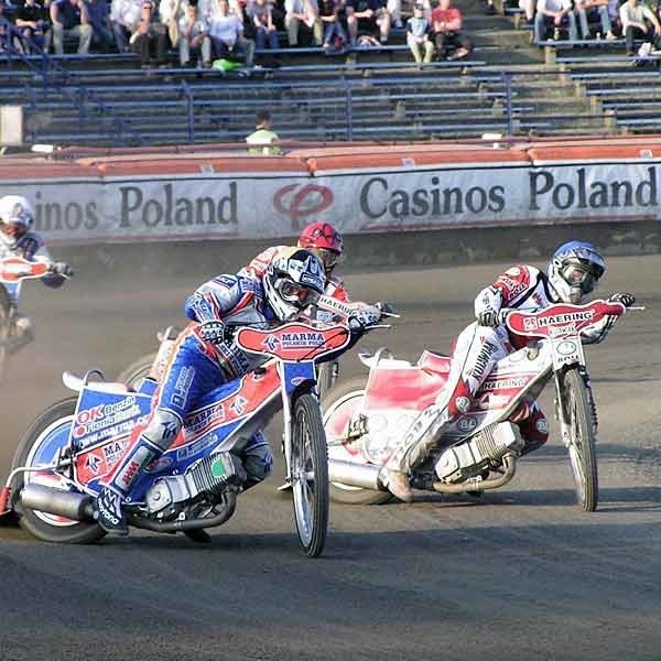 Rafał Okoniewski (z prawej) wychodził w Bydgoszczy ze skóry, aby pokonać Nickiego Pedersena. Był bez szans. W Rzeszowie na pewno jeszcze raz spróbuje.