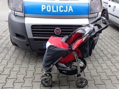 Policjanci zabrali dzieci do pogotowia opiekuńczego.