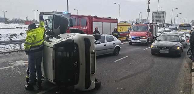 Do wypadku doszło w poniedziałek (22 stycznia) około godz. 15.00 na ul. Szczecińskiej w Gorzowie. Na wjeździe do miasta zderzyły się trzy samochody. Jedna osoba została poszkodowana i przewieziona do szpitala.Nieznane są jeszcze szczegóły wypadku. Wiadomo, że w zdarzeniu uczestniczyły trzy samochody, a jeden z nich przewrócił się na bok. Internauci na forach podają, że to kierowca przewróconego na bok auta był sprawcą wypadku. Podobno, nie zachowując ostrożności zmieniał pas i wtedy doszło do nieszczęśliwego zderzenia. Tak twierdzą świadkowie zdarzenia, wciąż czekamy na oficjalny komunikat w tej sprawie.    Przeczytaj też:  Zwłoki 15-latka znaleziono w niewielkiej wsi pod Gorzowem. Chłopiec został upity na śmierć przez kolegów?POLECAMY: Magazyn Informacyjny "Gazety Lubuskiej" 