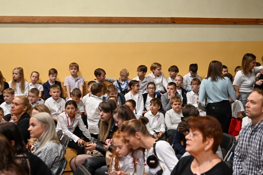 Święto Szkoły Podstawowej nr 6 w Ostrołęce. 10.11.2023 uczniowie wzięli udział w uroczystym apelu