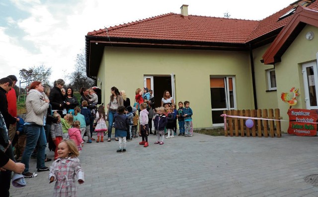 Rodzice i dzieci na otwarciu żłobka i rozbudowanego przedszkola w Trojanowicach