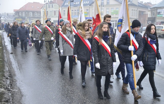 Po mszy poczty sztandarowe, uczniowie  III LO przemaszerowali w kierunku Mauzoleum pułkownika Dionizego Czachowskiego.