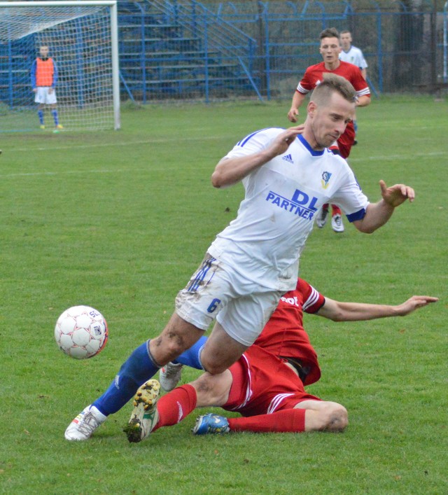 Stal Gorzyce (białe stroje) ograła w sparingu KP Zarzecze