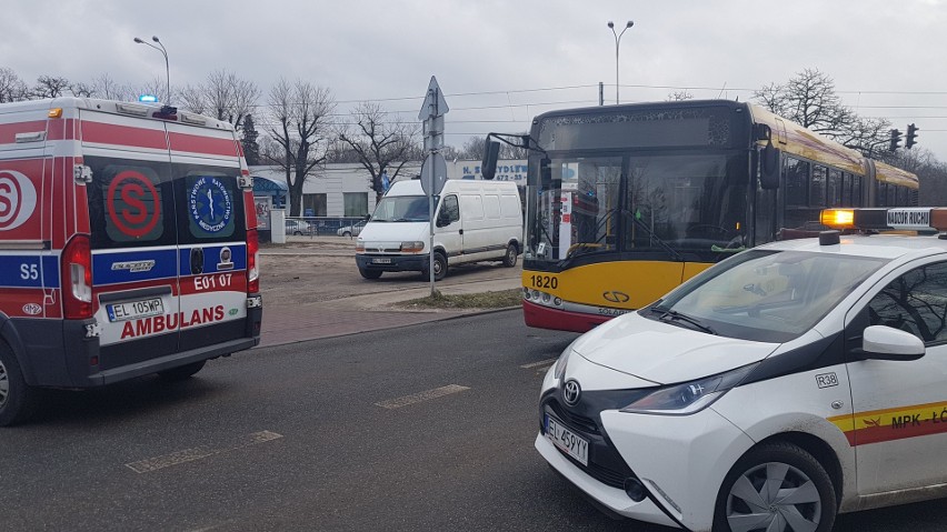 Groźny wypadek na Liściastej w Łodzi. Mężczyzna wbiegł pod...