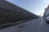 Kraków. Ulica Halicka: "Ten mur jest koszmarny". Radny interweniuje. Potrzebna jest zieleń [ZDJĘCIA]