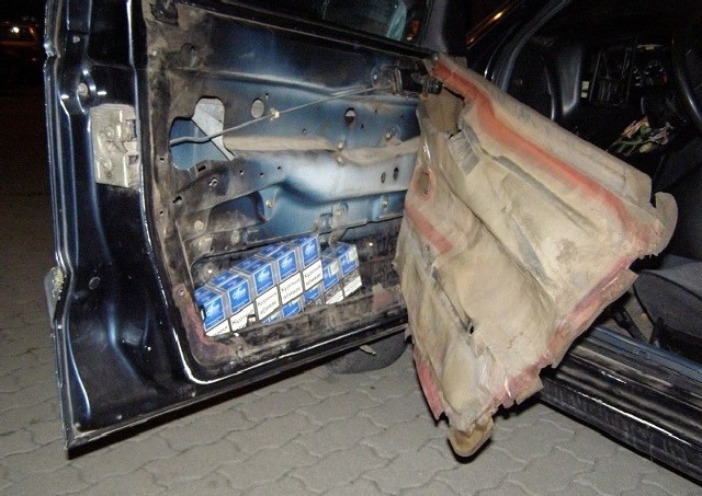 Paczki z papierosami ukryte były w wielu miejscach samochodu.