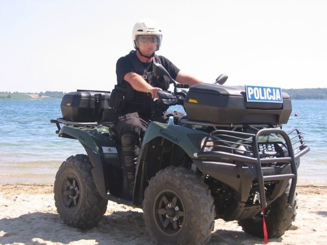 Komenda Miejska Policji w Tarnobrzegu otrzymała nowy quad, dzięki któremu mundurowi mogą patrolować plażę Jeziora Tarnobrzeskiego.
