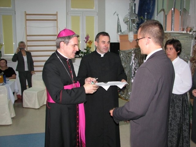 Biskup Krzysztof Nitkiewicz przekazał nauczycielom i uczniom klucze do sal lekcyjnych (obok ksiądz Bogusław Pitucha, dyrektor Caritas Diecezji Sandomierskiej).