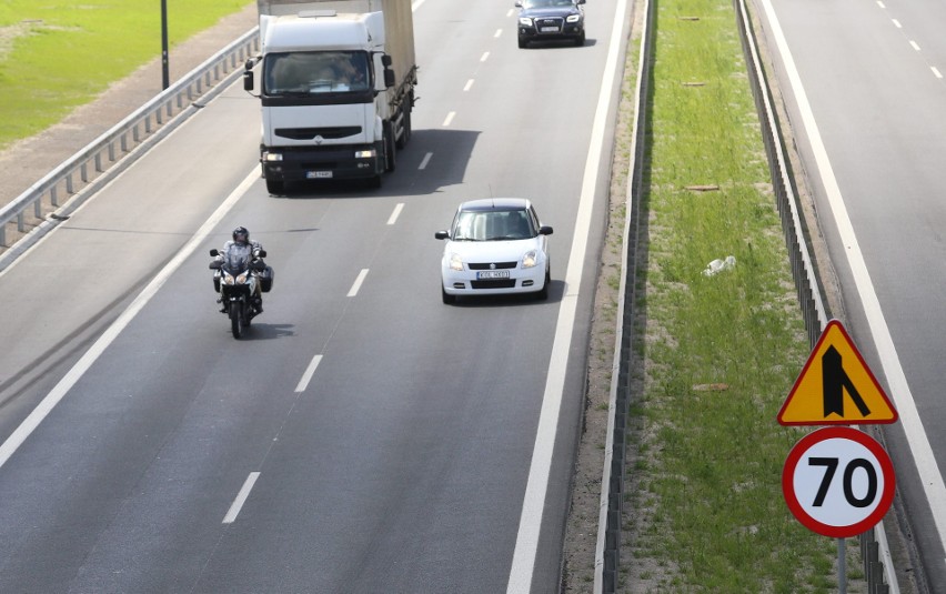 Ograniczenie do 70 km/h zostało przed miejscem gdzie do...