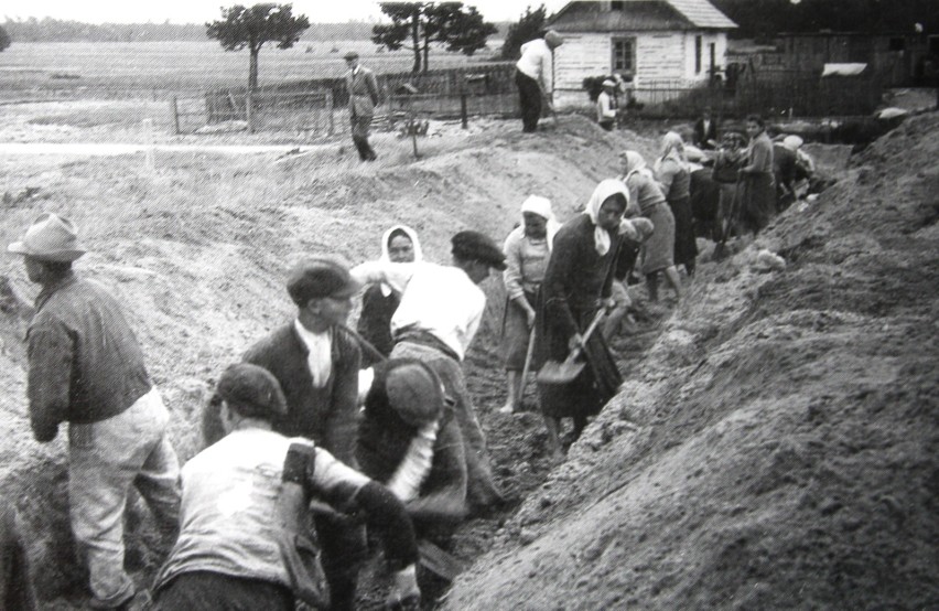 Jesień 1944 roku. Kopanie grobów na cmentarzu w Osuchach....