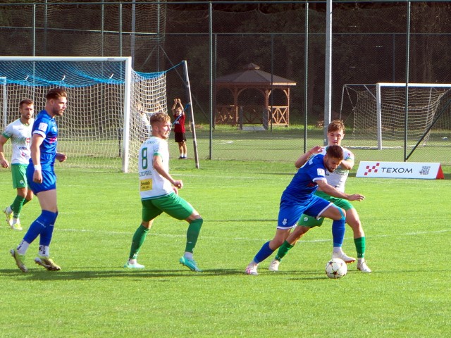 Texom Sokół Sieniawa (niebieskie stroje) wysoko przegrał ze Starem Starachowice.