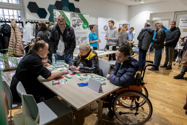 IV Mikołajkowe Targi Pracy dla Osób z Niepełnosprawnością, które zorganizowała Fundacja Aktywizacja Oddział w Bydgoszczy, cieszyły się dużym zainteresowaniem.