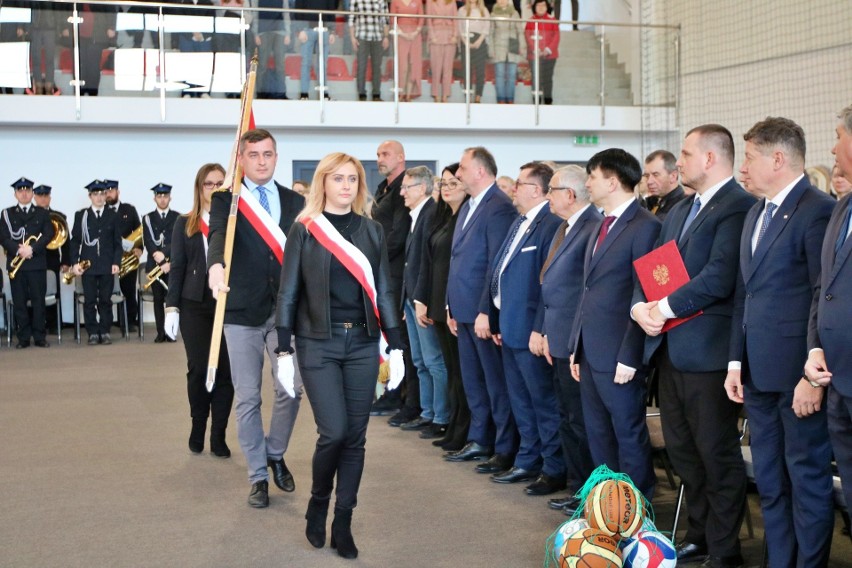 Minister Czarnek uroczyście otworzył nową halę sportową w Rykach. "Jeszcze trzy lata temu była tu rudera"