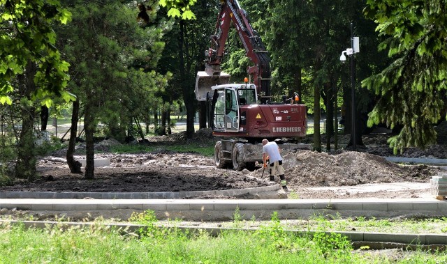 Trwają prace w Parku Miejskim w Chełmie. Na placu budowy możemy dostrzec zarówno pracowników fizycznych, jak i ciężki sprzęt.