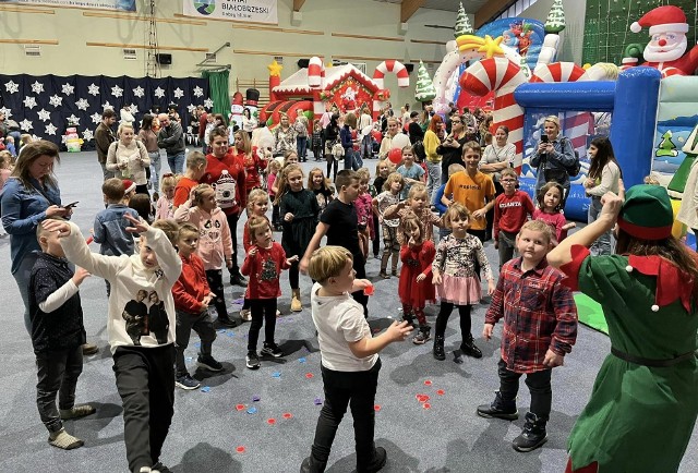 Mikołajki w hali sportowo - widowiskowej w Białobrzegach odbyły się w sobotę 2 grudnia, przyjechały dzieci z całego powiatu białobrzeskiego.