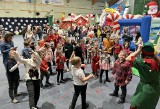 Bajkowe mikołajki w Białobrzegach. W hali sportowej bawiło się ponad 300 dzieci z powiatu białobrzeskiego. Były Mikołaj i prezenty
