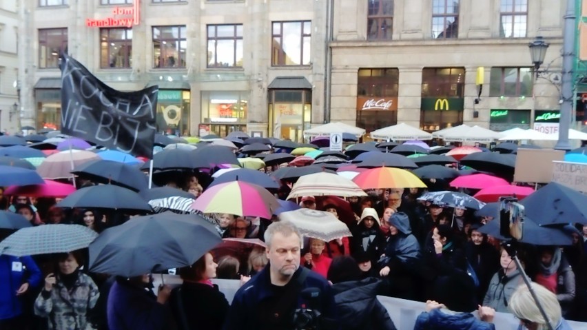 Czarny Wtorek we Wrocławiu. Marsz i protest w Rynku [ZDJĘCIA]