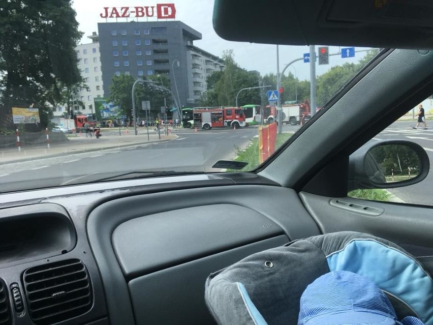 Wypadek na ul. Wyszyńskiego. Autobus BKM uderzył w słup oświetleniowy. Piętnaście osób rannych [ZDJĘCIA]