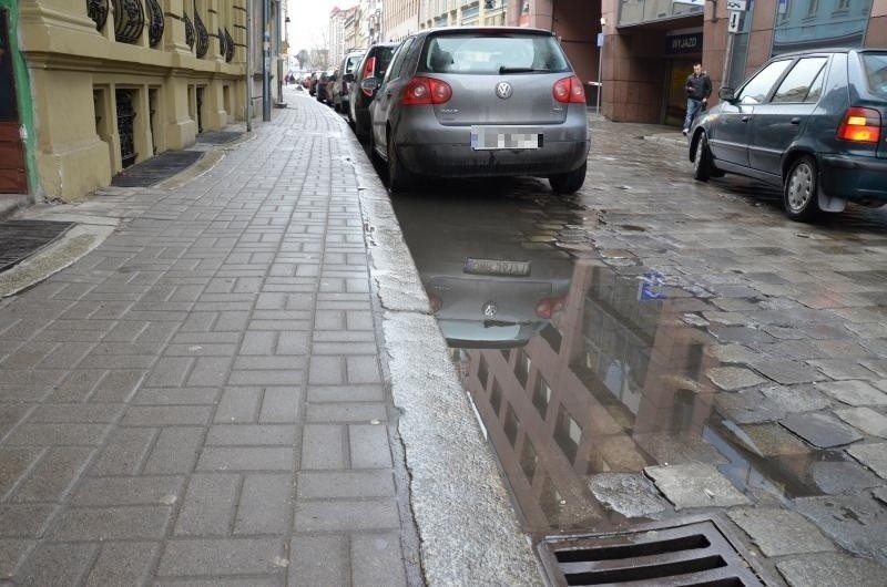 Wrocław - miasto kałuż, wystarczył mały deszcz. Co z odszkodowaniem, gdy ochlapie nas auto?