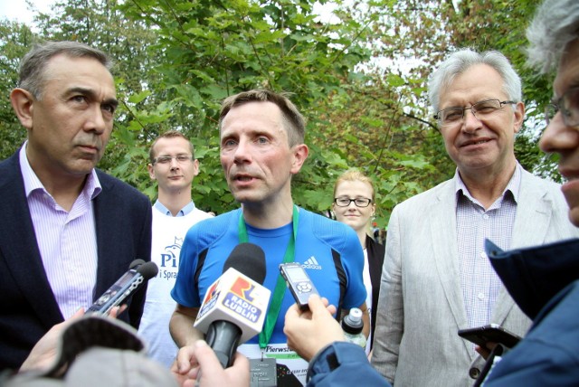 Grzegorz Muszyński spotkał się z dziennikarzami na mecie biegu "Pierwsza Dycha do Maratonu" nad Zalewem Zemborzyckim.