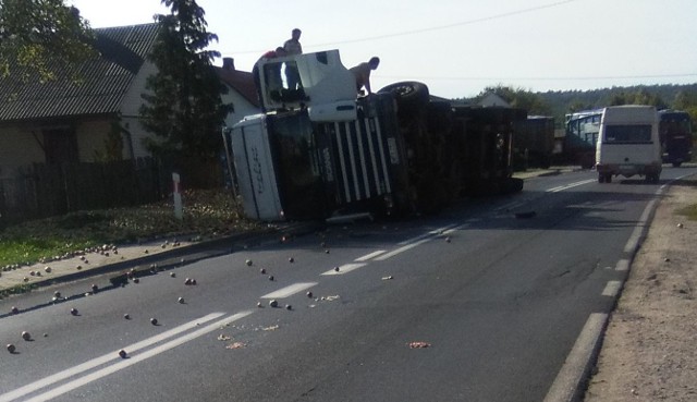 Wypadek ciężarówki w Chlewiskach.