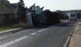 Chlewiska. Wywrotka ciężarówki z jabłkami na drodze numer 727 (zdjęcie internauty)