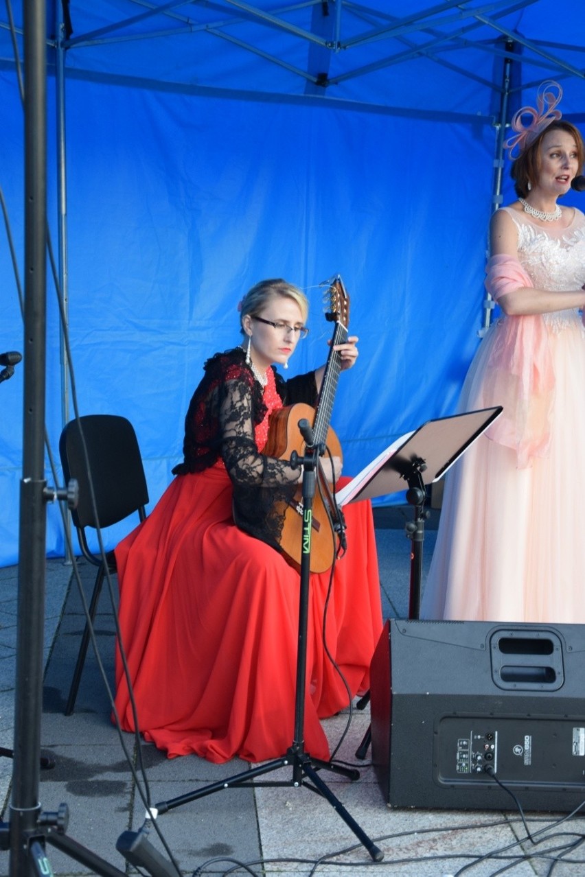 Finesis Trio na Rynku w Zabierzowie. Koncert przy fontannie [ZDJĘCIA]