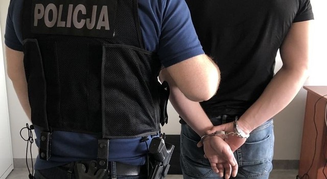 Policjanci z Komendy Miejskiej Policji w Słupsku zatrzymali 32-letniego mieszkańca gminy Główczyce, który zatankował na jednej ze stacji paliw ponad 140 litrów paliwa i odjechał. Za kradzież grozi kara od 3 miesięcy do 5 lat pozbawienia wolności.