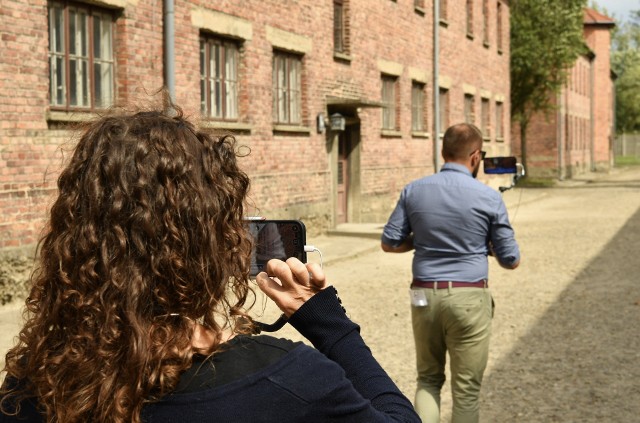 Innowacyjna aplikacja umożliwia milionom ludzi na całym świecie odwiedzenie Miejsca Pamięci Auschwitz i zobaczenia wraz z przewodnikiem-edukatorem online terenów byłego niemieckiego obozu