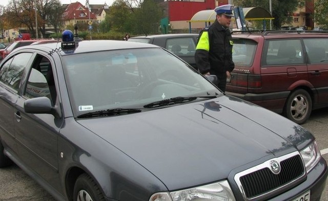 Lęborski policjant Andrzej Wałęga podczas akcji kontroli pojazdów.