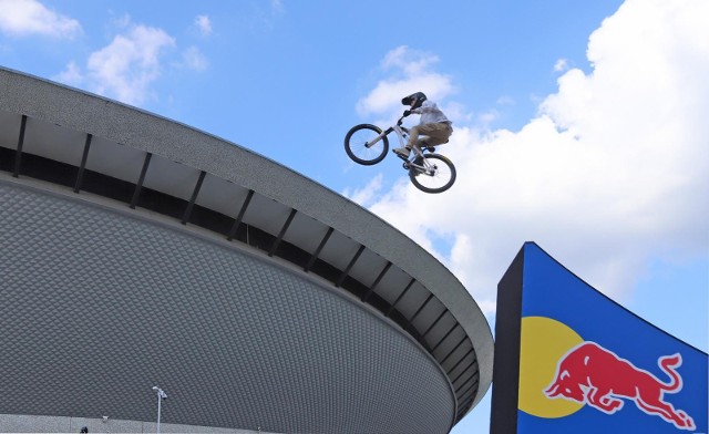 Finałowe przejazdy rowerzystów w Red Bull Roof Ride w Katowicach zapierały dech w piersiach  Zobacz kolejne zdjęcia. Przesuwaj zdjęcia w prawo - naciśnij strzałkę lub przycisk NASTĘPNE