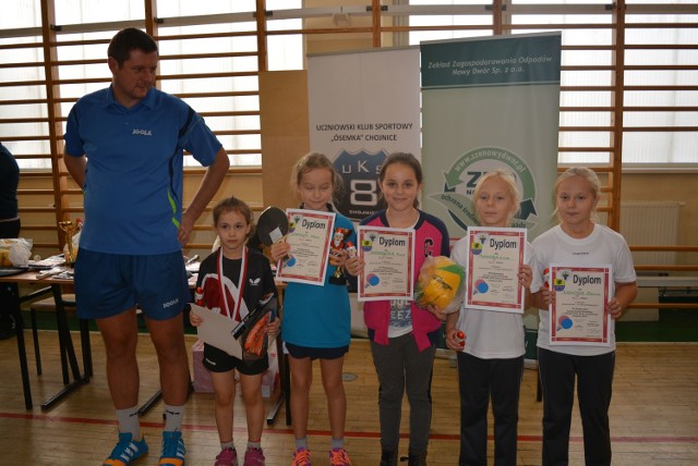 W zawodach tenisa stołowego w Chojnicach rywalizowała duża grupa miłośników pingponga.