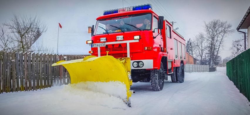 Strażacy ze Stalów i Żupawy pomagają odśnieżać drogi na terenie gminy Grębów (ZDJĘCIA)