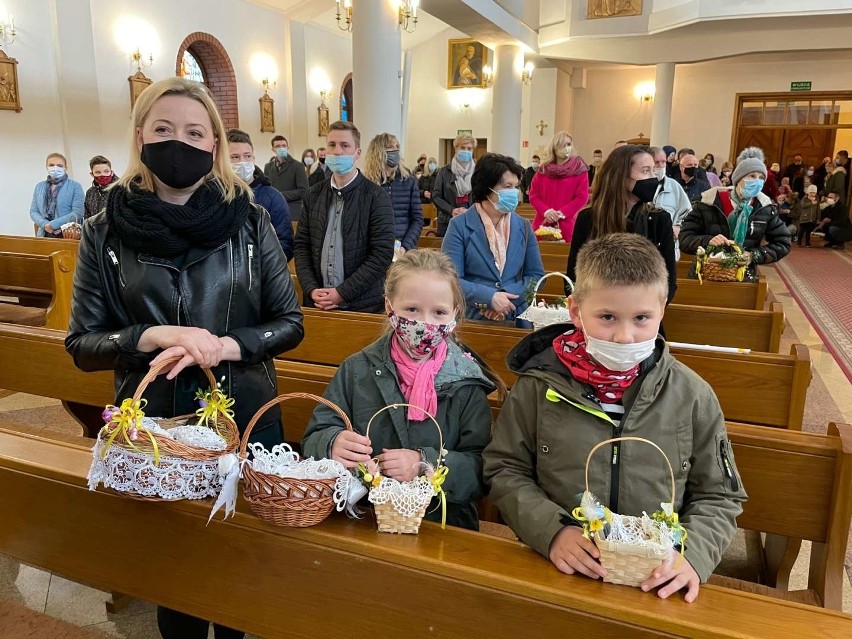 Święcenie pokarmów w parafii Przemienienia Pańskiego w Kielcach - Białogonie. Wierni gromadzili się w kościele i na zewnątrz [ZDJĘCIA]