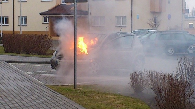 Auto płonęło na parkingu przy ulicy Szafranka w Słupsku.