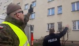 Koronawirus. Ostrołęka. Policjanci i żołnierze patrolują Mazowsze. W Ostrołęce uratowali życie 20-latkowi