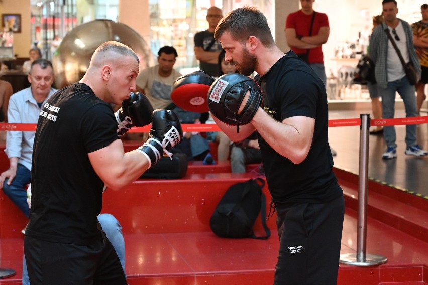 Znani pięściarze zaprezentowali się na treningu medialnym przed galą KnockOut Boxing Night 22 w Kielcach. Zobacz zdjęcia