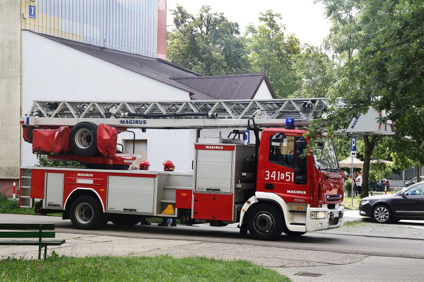 Nowy Sącz. Alarm na osiedlu Gołąbkowice. Strażacy forsowali drzwi mieszkania w wieżowcu