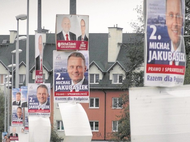 Na Podgórzu w Toruniu można dostać oczopląsu od plakatów zawieszonych wzdłuż ulicy Poznańskiej.