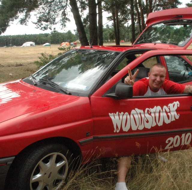 Oto Jabsik i jego oklejone woodstockowymi naklejkami auto. Czerwony ford escort spełnia też funkcję wielkiego magnetofonu. Wczoraj praktycznie przez cały dzień leciała z niego muzyka.