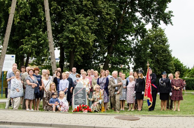 Uroczyste poświęcenie tablicy upamiętniającej Zbigniewa Bryckiego na skwerze w Mąkowarsku, 1 sierpnia 2021 roku