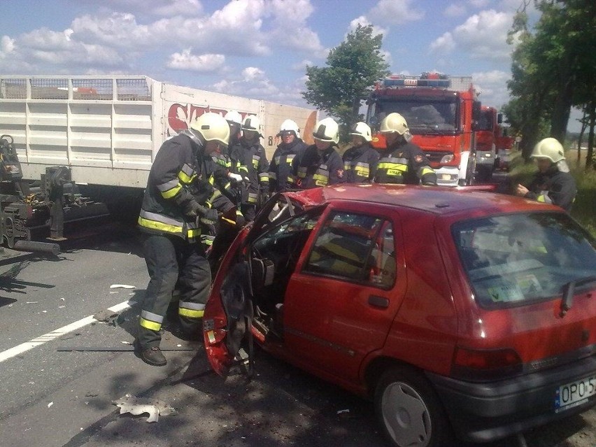 Kierowca renault ranny w wypadku na Luboszyckiej [zdjęcia]